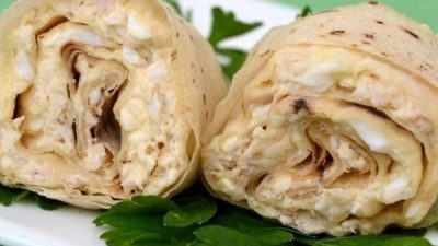 Рулетики из лаваша с курицей и плавленым сыром