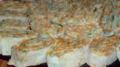 Рулетики из лаваша с ветчиной, зеленью и сыром