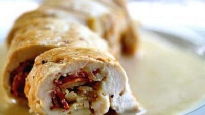 Рулеты из куриного филе с начинкой из бекона и сыра