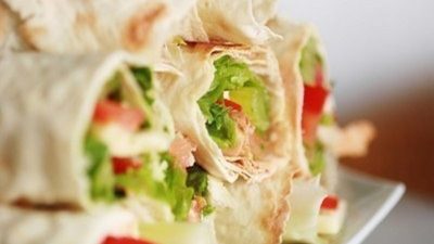 Рулеты из лаваша с курицей, творогом и кукурузой