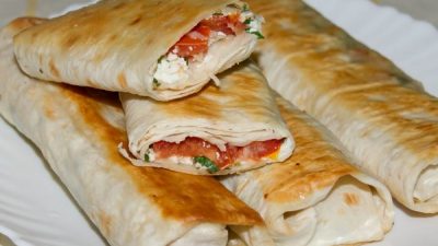 Рулеты из лаваша с творогом и помидорами