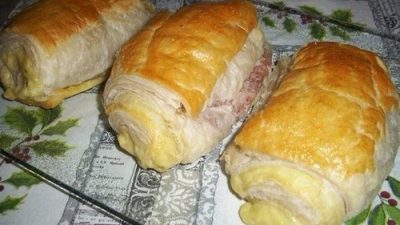 Рулеты слоеные с салями и сыром