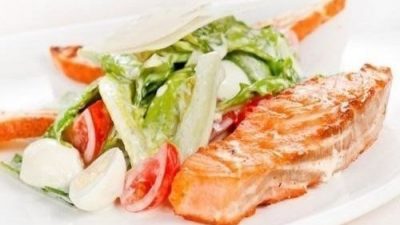 Рыба, запеченная с моцареллой и овощами
