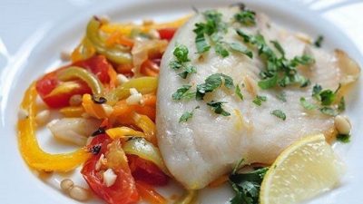 Рыбное филе с запеченными овощами в духовке