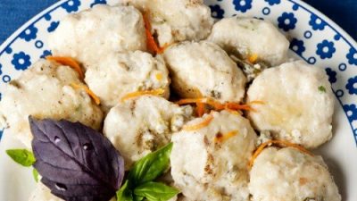 Рыбные фрикадельки в соусе с корнишонами по-польски