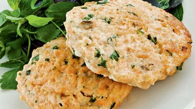 Рыбные котлеты с морковью, сыром и сметаной