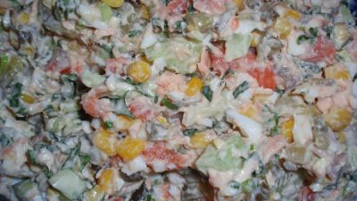 Рыбный салат с огурцами и кукурузой