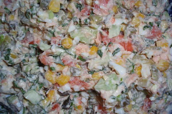 Рыбный салат с огурцами и кукурузой