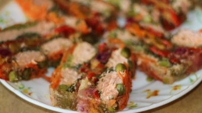 Рыбный торт с перцем, горошком и курагой