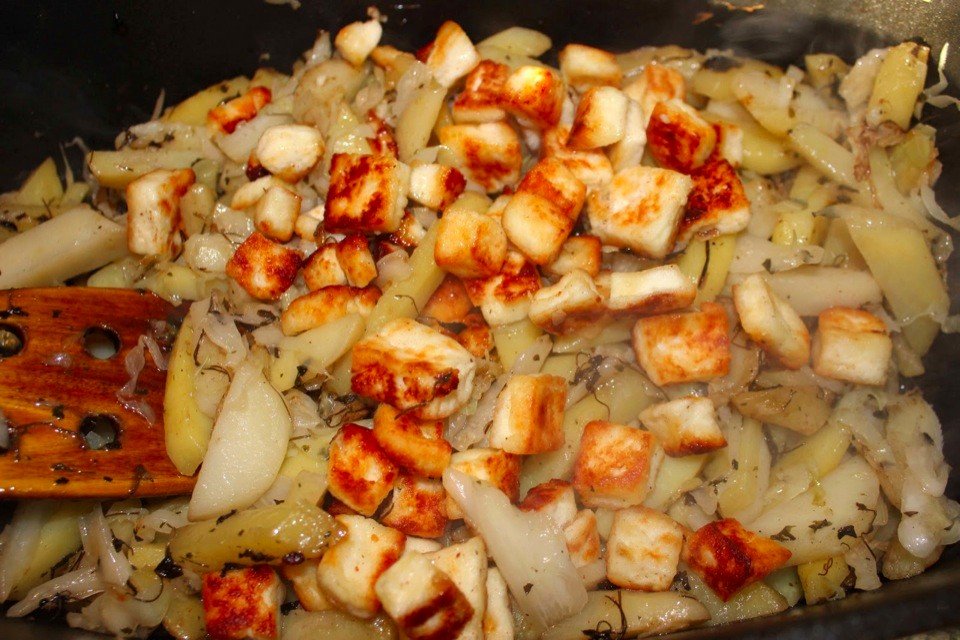 Рецепт жареной картошки с капустой на сковороде. Жареная картошка со специями. Шавля с картошкой. Сабджи по бенгальски. Сабджи кархай панир.