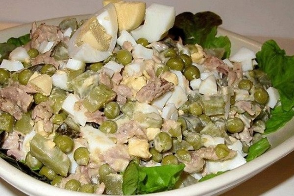 Простой салат с горошком консервированным - пошаговый рецепт с фото на internat-mednogorsk.ru