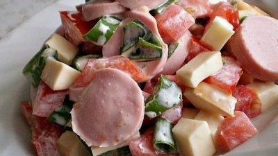 Салат «Баварский» с сосисками и помидорами