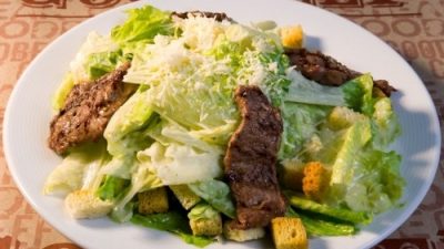 Салат «Цезарь» по-американски с маслинами и огурцами