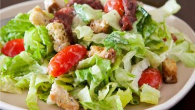 Салат «Цезарь» с йогуртовым соусом