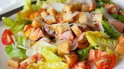 Салат «Цезарь с лососем» с помидорами черри