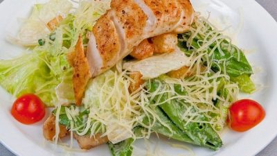 Салат «Цезарь» с медовым куриным филе