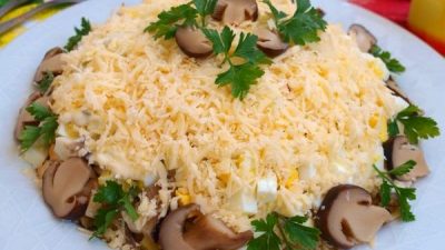 Салат «Цыпленок» с грибами и сыром