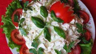 Салат «День рождения» с креветками и кальмарами