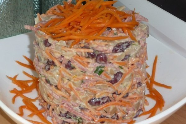 Салат с фасолью, копченой колбасой и сухариками — рецепт с фото пошагово