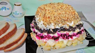 Салат «Графский» с орехами и черносливом