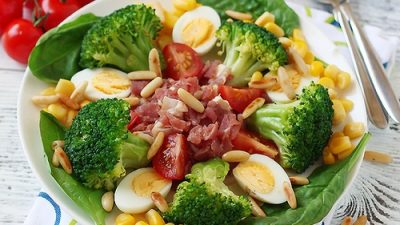 Салат из брокколи с перепелиным яйцом и беконом