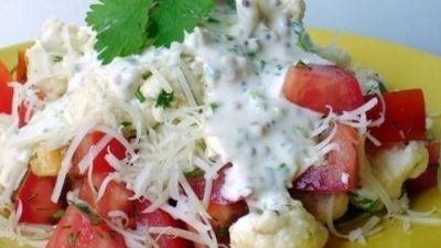 Салат из цветной капусты с помидорами и сыром под сметанным соусом
