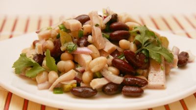 Салат из фасоли с бужениной и огурцом