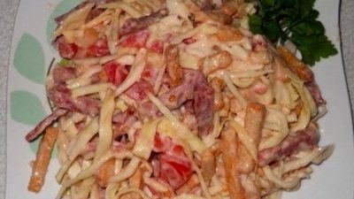 Салат из капусты с помидорами и колбасой
