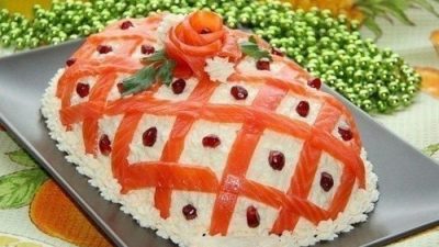 Салат из консервированного лосося, кукурузы, семги и яблок