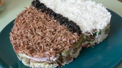 Салат из копченой курицы с грибами и черносливом