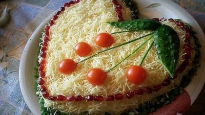 Салат из копченой курицы с кукурузой и сыром