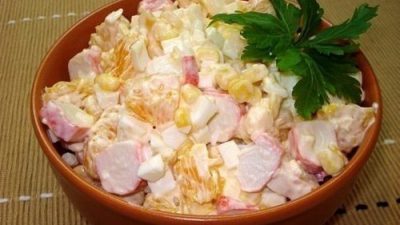 Салат из крабовых палочек с кукурузой и апельсином