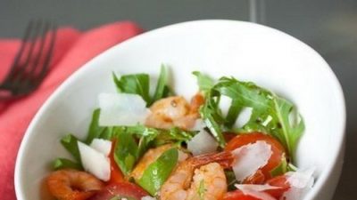 Салат из креветок, рукколы и помидоров черри