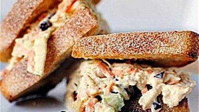 Салат из курицы по-американски с карри и клюквой