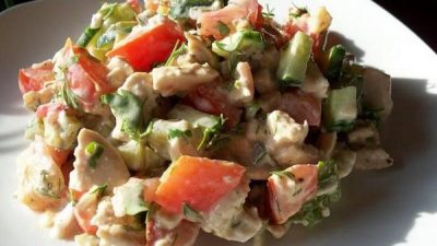 Салат из курицы с гренками и соусом тартар
