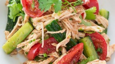 Салат из курицы с овощами и кунжутом
