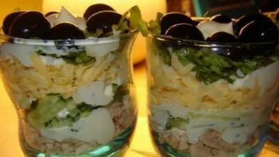 Салат из курицы с сыром и маслинами