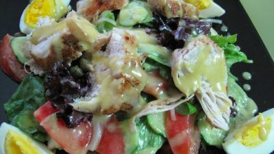Салат из куриной грудки и овощей с горчично-медовой заправкой