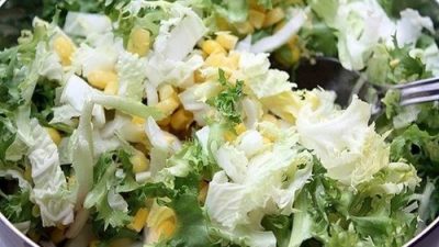 Салат из куриной грудки с капустой и яблоком