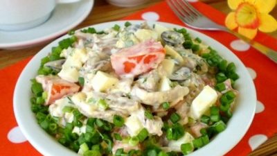 Салат из куриных сердечек с помидорами и горошком