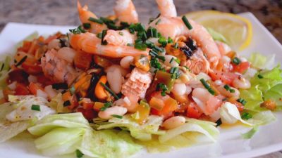 Салат из морепродуктов в соке лимона