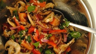 Салат из овощей и бурого риса