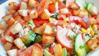 Салат из овощей с курицей и сухариками