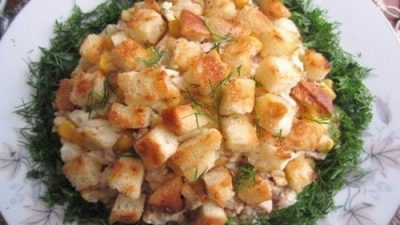 Салат из печени трески с домашними гренками