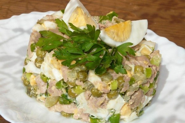 Салат из печени трески с огурцом и горошком