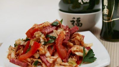 Салат из пекинской капусты и колбасы с паприкой