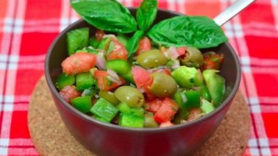 Салат из помидор с острой заправкой