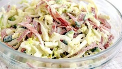 Салат из ветчины и пекинской капусты со сметаной