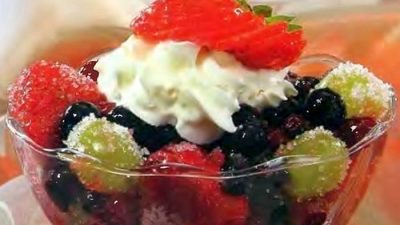 Салат из ягод со сметанной заправкой