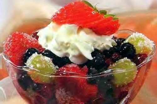 Салат из ягод со сметанной заправкой